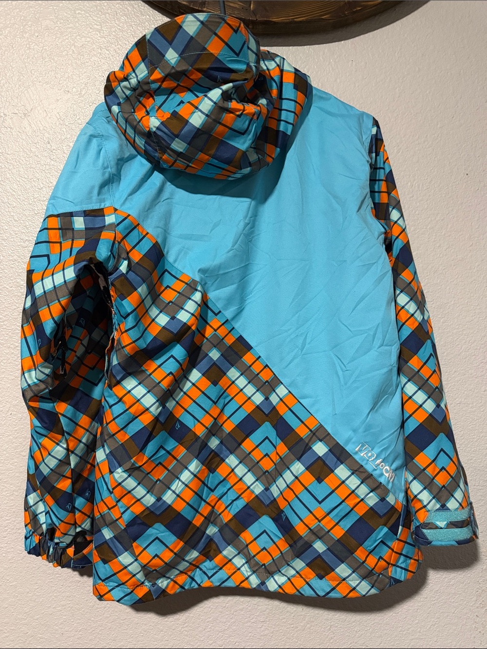 Volcom Snowboarding Jacket - Picture 3 of 9